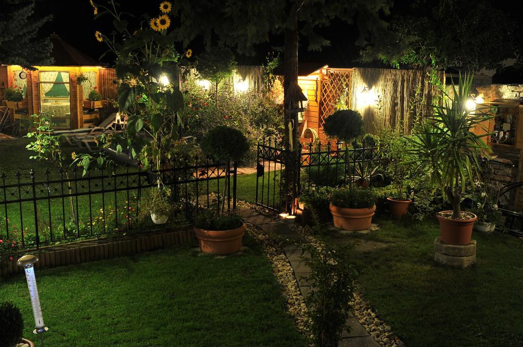 Sopron Eszter Apartman Rum bild