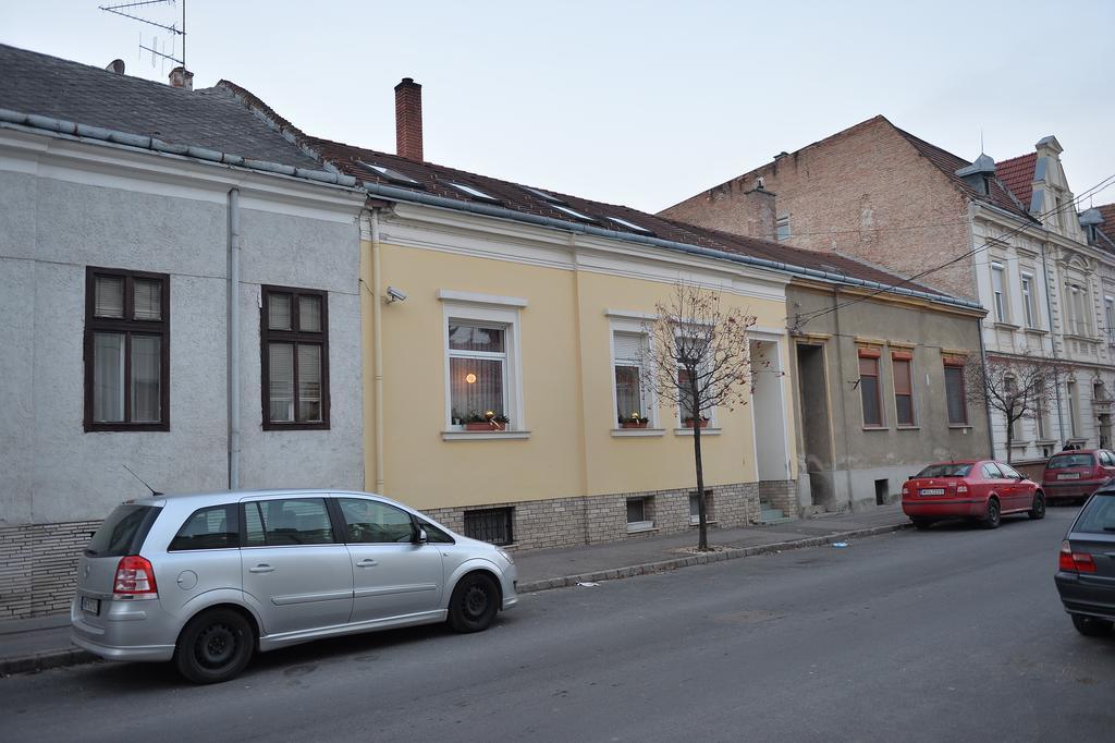 Sopron Eszter Apartman Rum bild