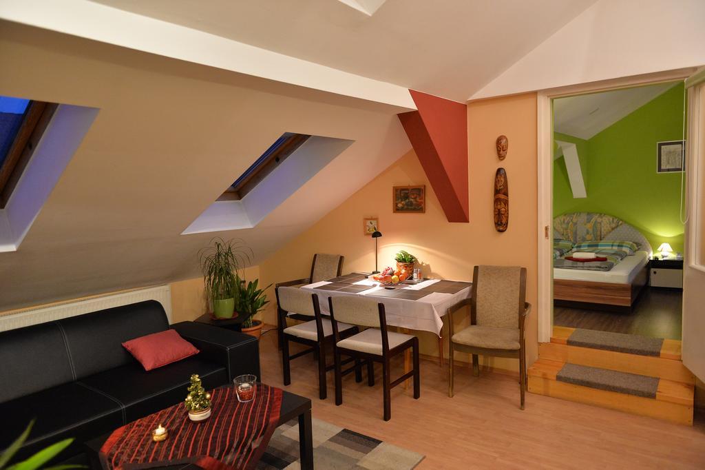 Sopron Eszter Apartman Rum bild