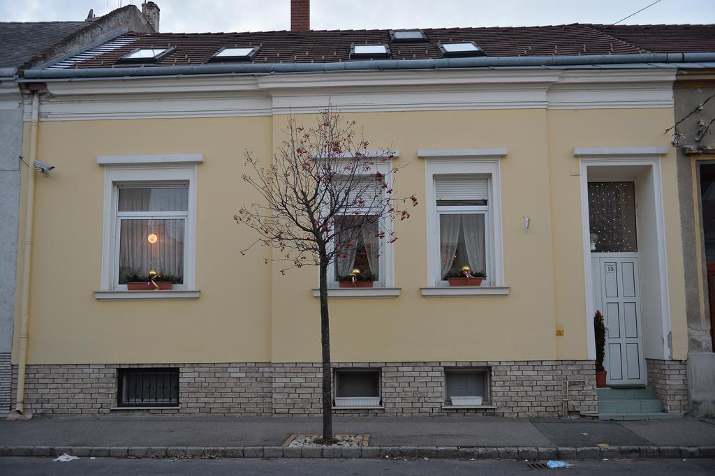 Sopron Eszter Apartman Rum bild